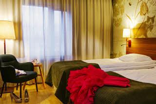 Foto: Jimmy Eriksson, Kocksgatan 17K, 116 24 Stockholm, +46 703 73 44 29, info@jimmyeriksson.se Scandic Uppsala Nord, twin room, dress, woman, party